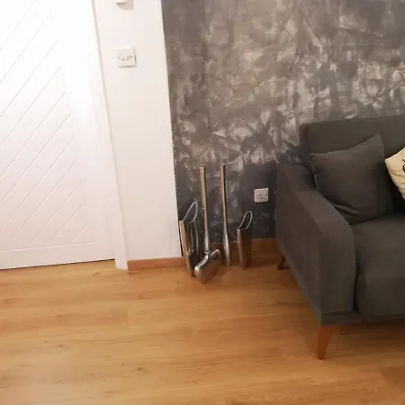 Kalidonia , Spacious 2 Bedroom With Office Apartman