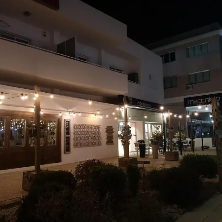 Kalidonia , Spacious 2 Bedroom With Office Apartament