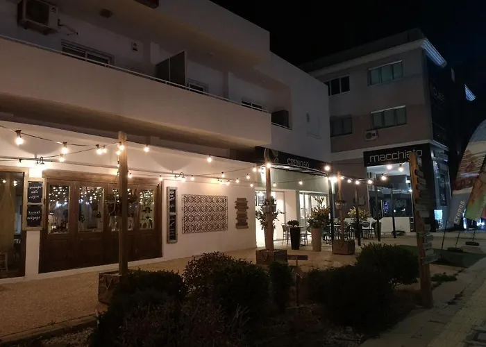 Kalidonia , Spacious 2 Bedroom With Office Apartament